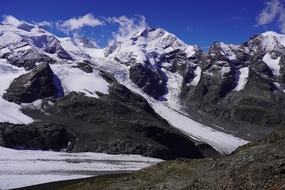 冬季积雪覆盖的高山风景摄影图片
